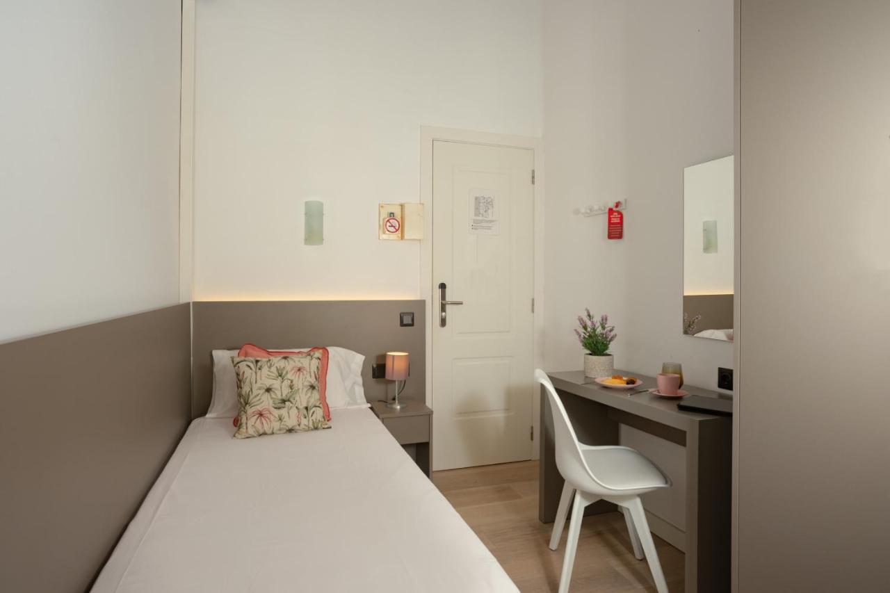 Antonios Hostal Sitges Exterior photo